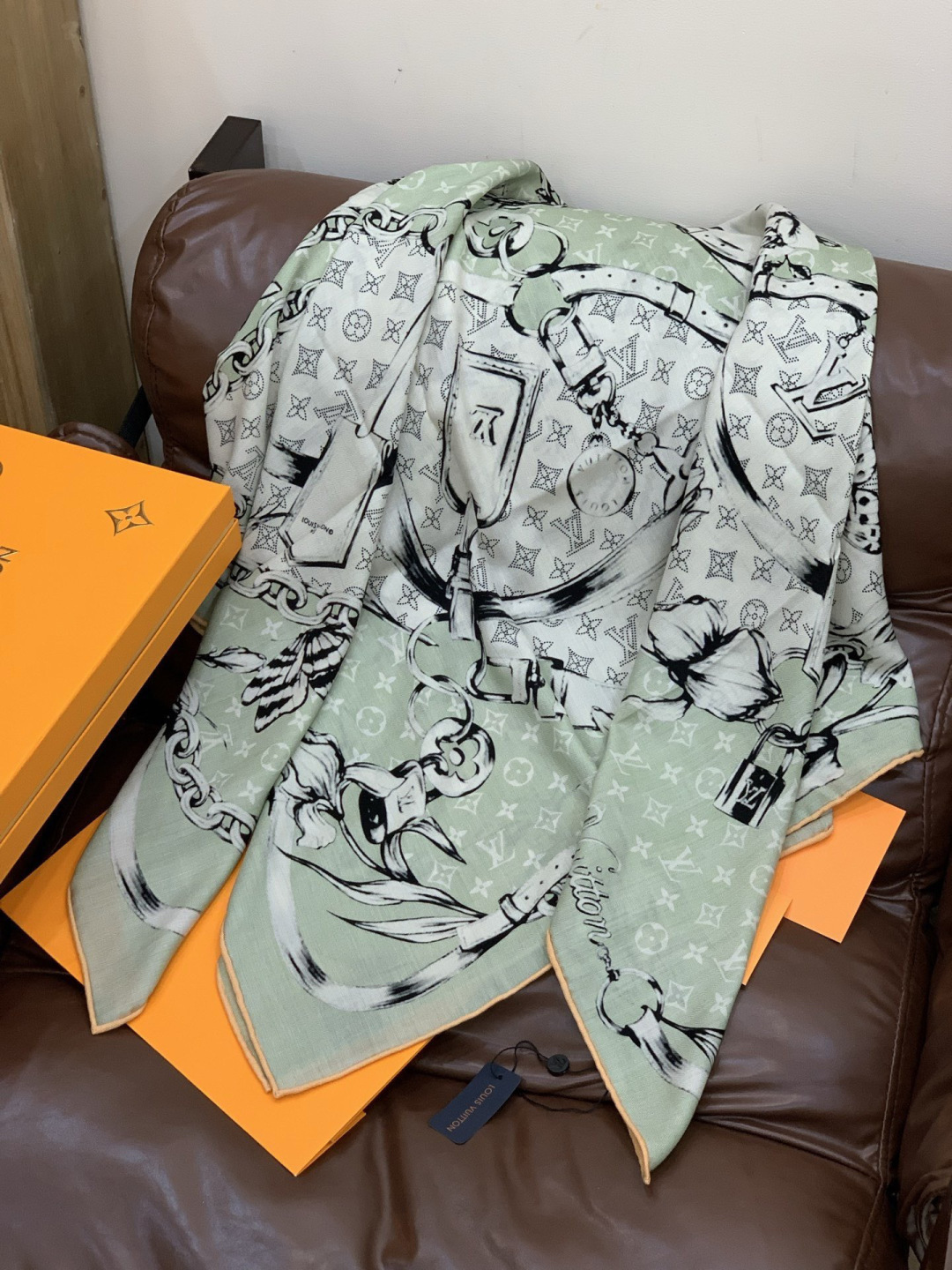 LV x TM 140披肩【140顶级丝绒双面同色披肩】本款LVxTMMonogram Multicol