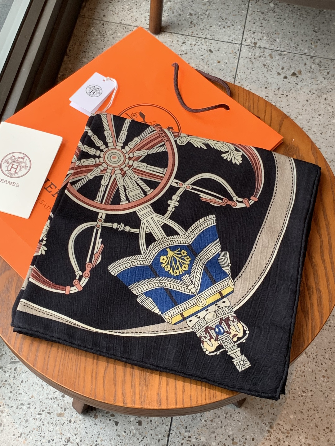 羊绒新款🆕👏👏买了都说好看‼️推荐💕爱马仕双面同色羊绒方巾【双面同色140】，顶级工艺超值‼️爱马仕专柜