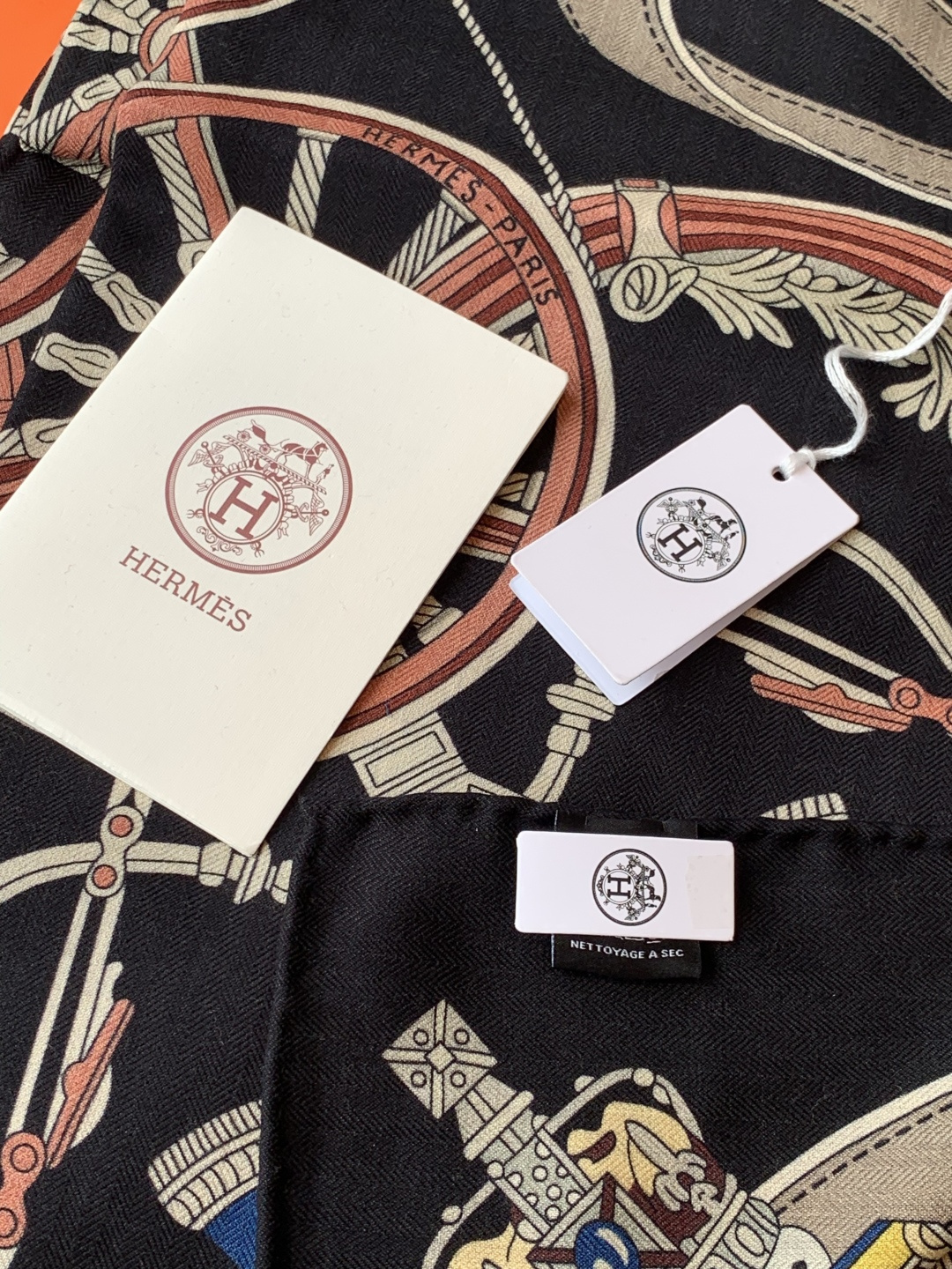 羊绒新款🆕👏👏买了都说好看‼️推荐💕爱马仕双面同色羊绒方巾【双面同色140】，顶级工艺超值‼️爱马仕专柜