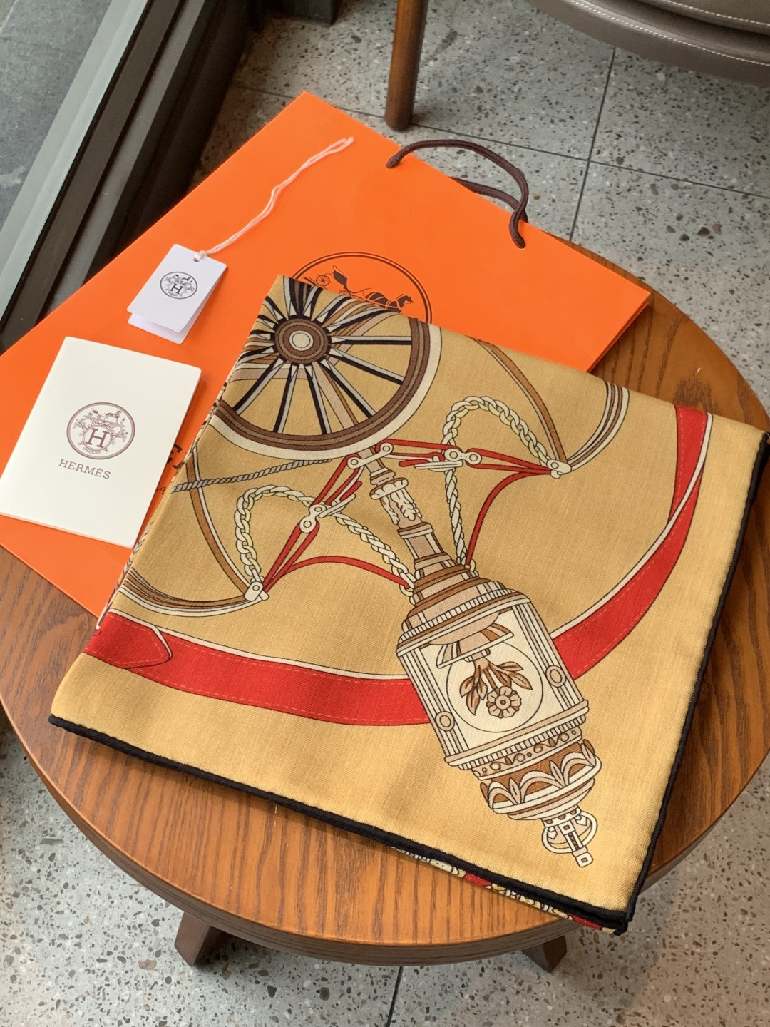 羊绒新款🆕👏👏买了都说好看‼️推荐💕爱马仕双面同色羊绒方巾【双面同色140】，顶级工艺超值‼️爱马仕专柜