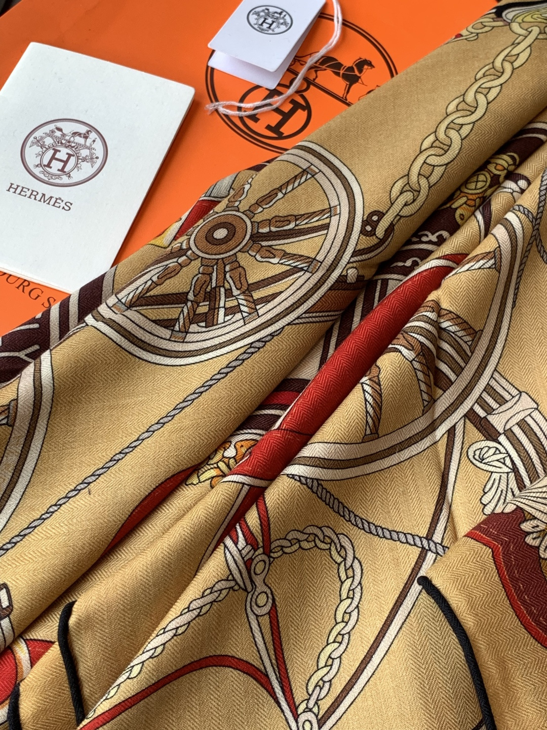 羊绒新款🆕👏👏买了都说好看‼️推荐💕爱马仕双面同色羊绒方巾【双面同色140】，顶级工艺超值‼️爱马仕专柜