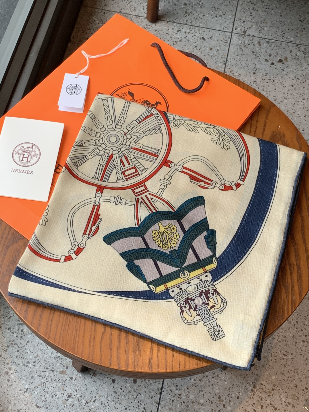 羊绒新款🆕👏👏买了都说好看‼️推荐💕爱马仕双面同色羊绒方巾【双面同色140】，顶级工艺超值‼️爱马仕专柜