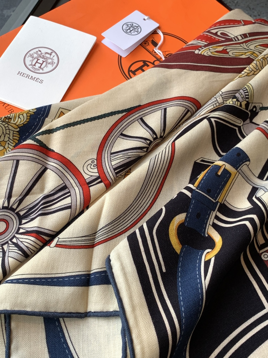 羊绒新款🆕👏👏买了都说好看‼️推荐💕爱马仕双面同色羊绒方巾【双面同色140】，顶级工艺超值‼️爱马仕专柜