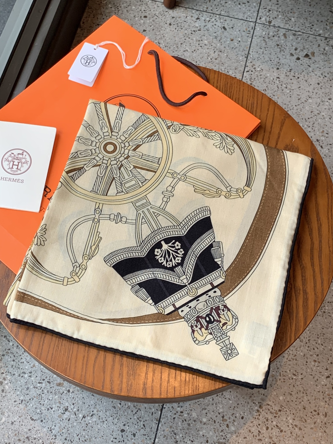 羊绒新款🆕👏👏买了都说好看‼️推荐💕爱马仕双面同色羊绒方巾【双面同色140】，顶级工艺超值‼️爱马仕专柜