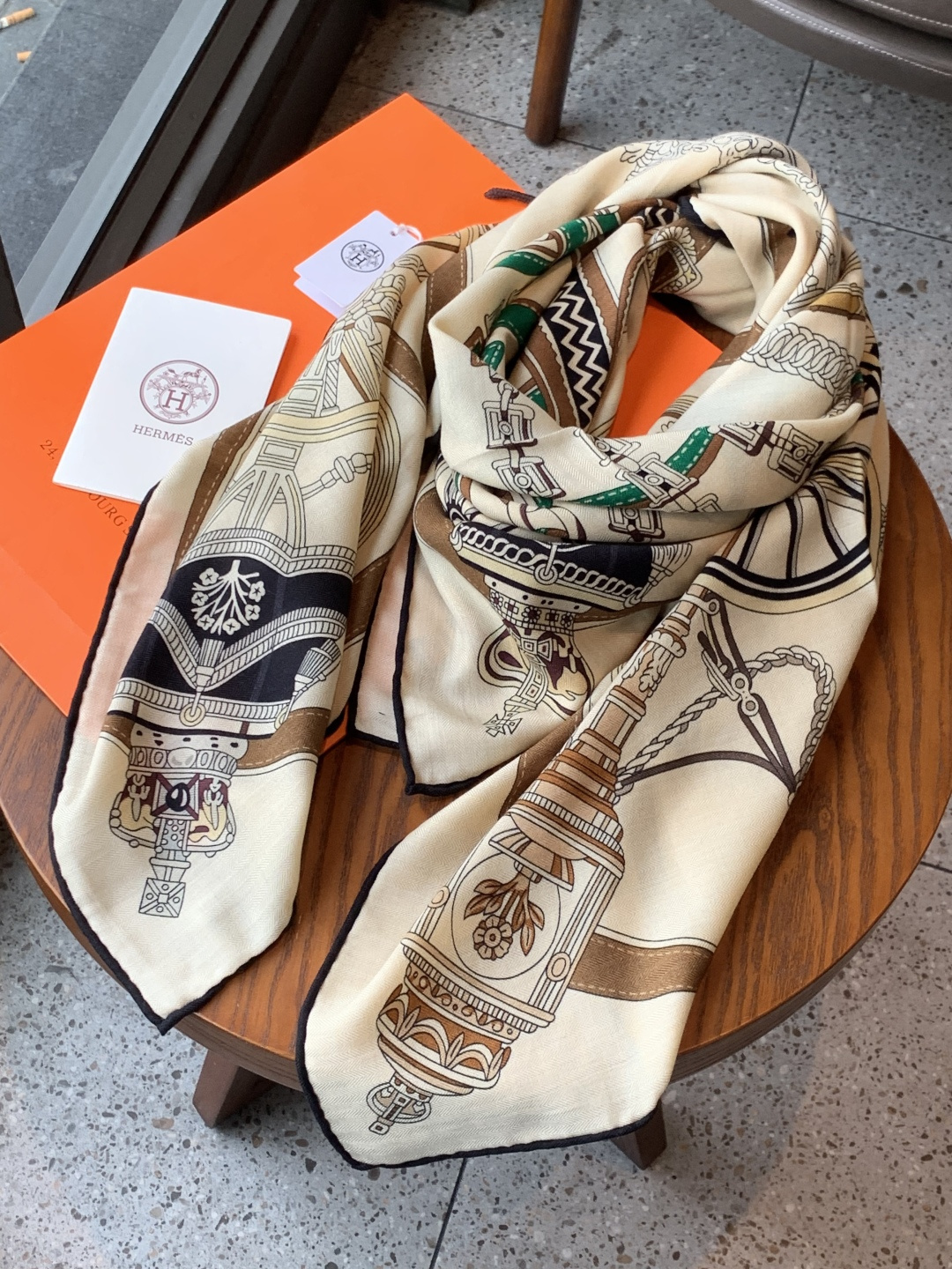 羊绒新款🆕👏👏买了都说好看‼️推荐💕爱马仕双面同色羊绒方巾【双面同色140】，顶级工艺超值‼️爱马仕专柜