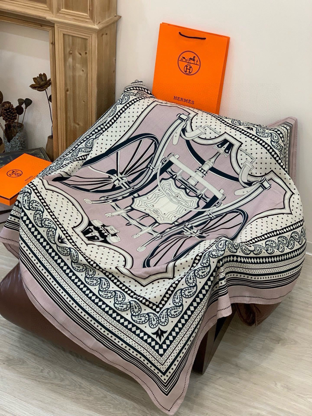 羊绒新款🆕👏👏买了都说好看‼️推荐💕爱马仕双面同色羊绒方巾【双面同色140】，顶级工艺超值‼️爱马仕专柜