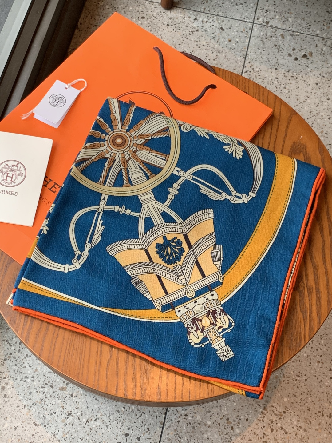 羊绒新款🆕👏👏买了都说好看‼️推荐💕爱马仕双面同色羊绒方巾【双面同色140】，顶级工艺超值‼️爱马仕专柜