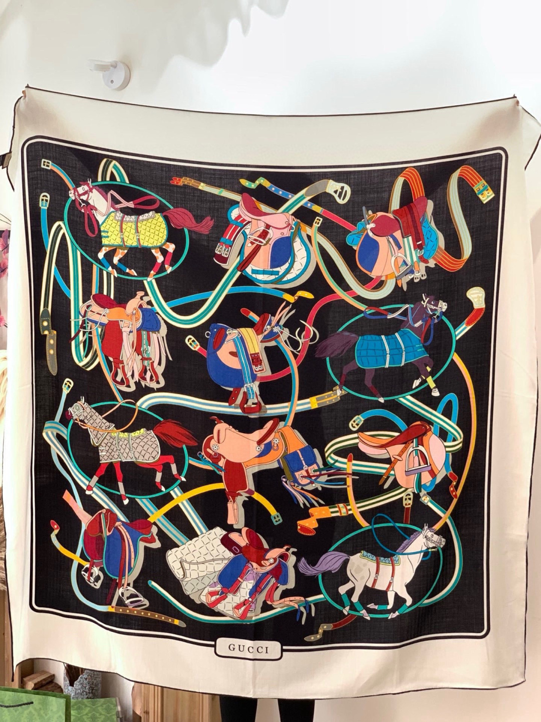 💟Gucci~140双面丝毛披肩马鞍细节和骑马图案以精致色调匠心呈献，意在向品牌与马术世界的深厚渊源致敬
