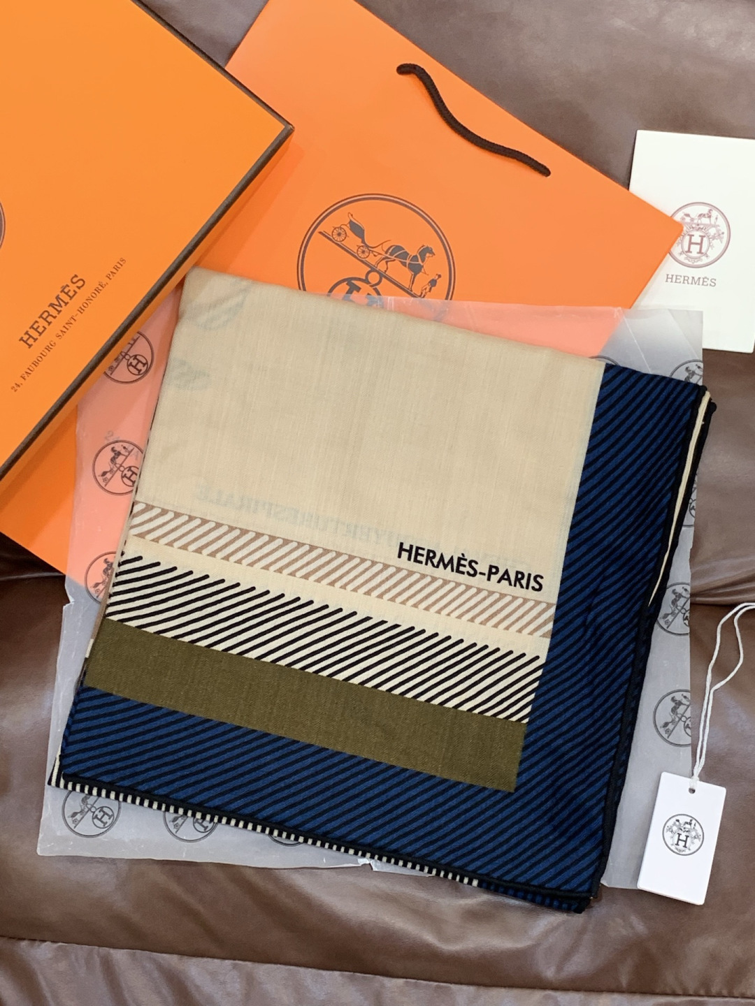 ✨✨【双面同色 丝毛款】H家羊绒新款 买了都说好看‼️推荐💕【骏马披挂 140】羊绒方巾‼️H家ZG爆款