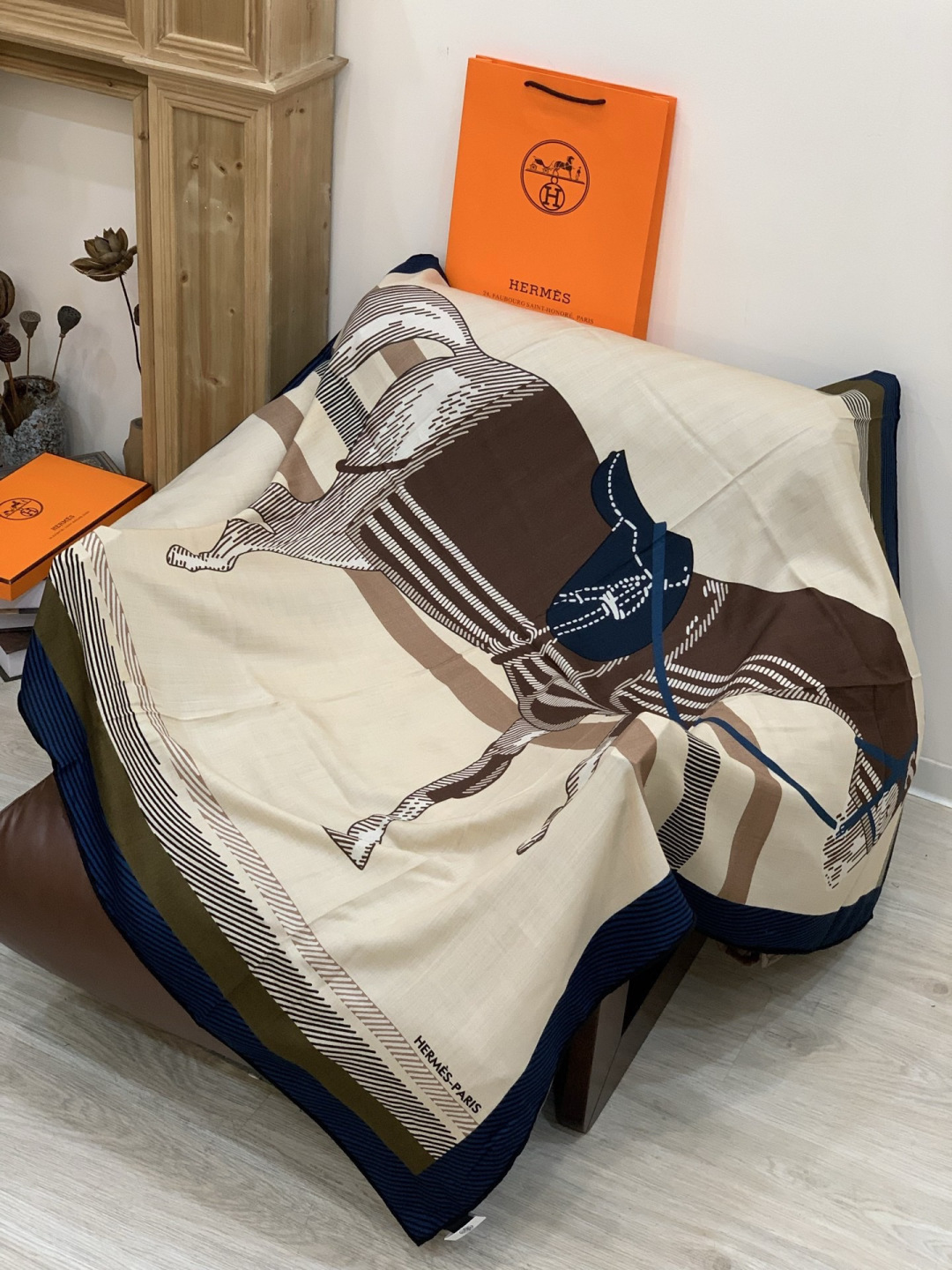 ✨✨【双面同色 丝毛款】H家羊绒新款 买了都说好看‼️推荐💕【骏马披挂 140】羊绒方巾‼️H家ZG爆款