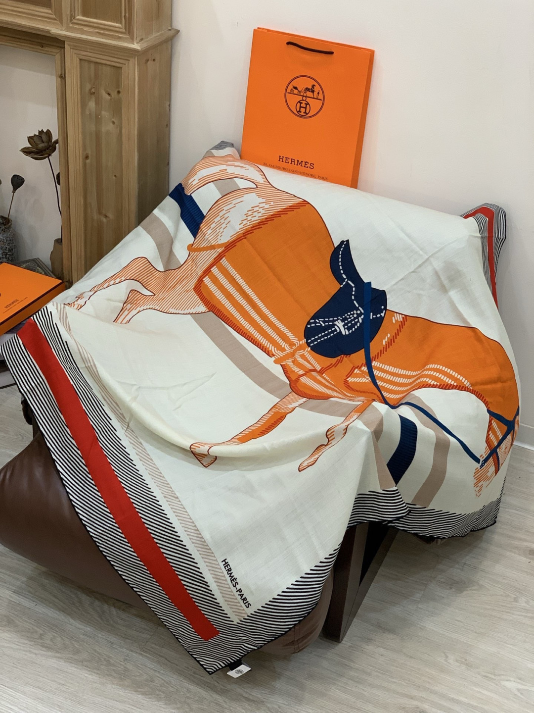 ✨✨【双面同色 丝毛款】H家羊绒新款 买了都说好看‼️推荐💕【骏马披挂 140】羊绒方巾‼️H家ZG爆款