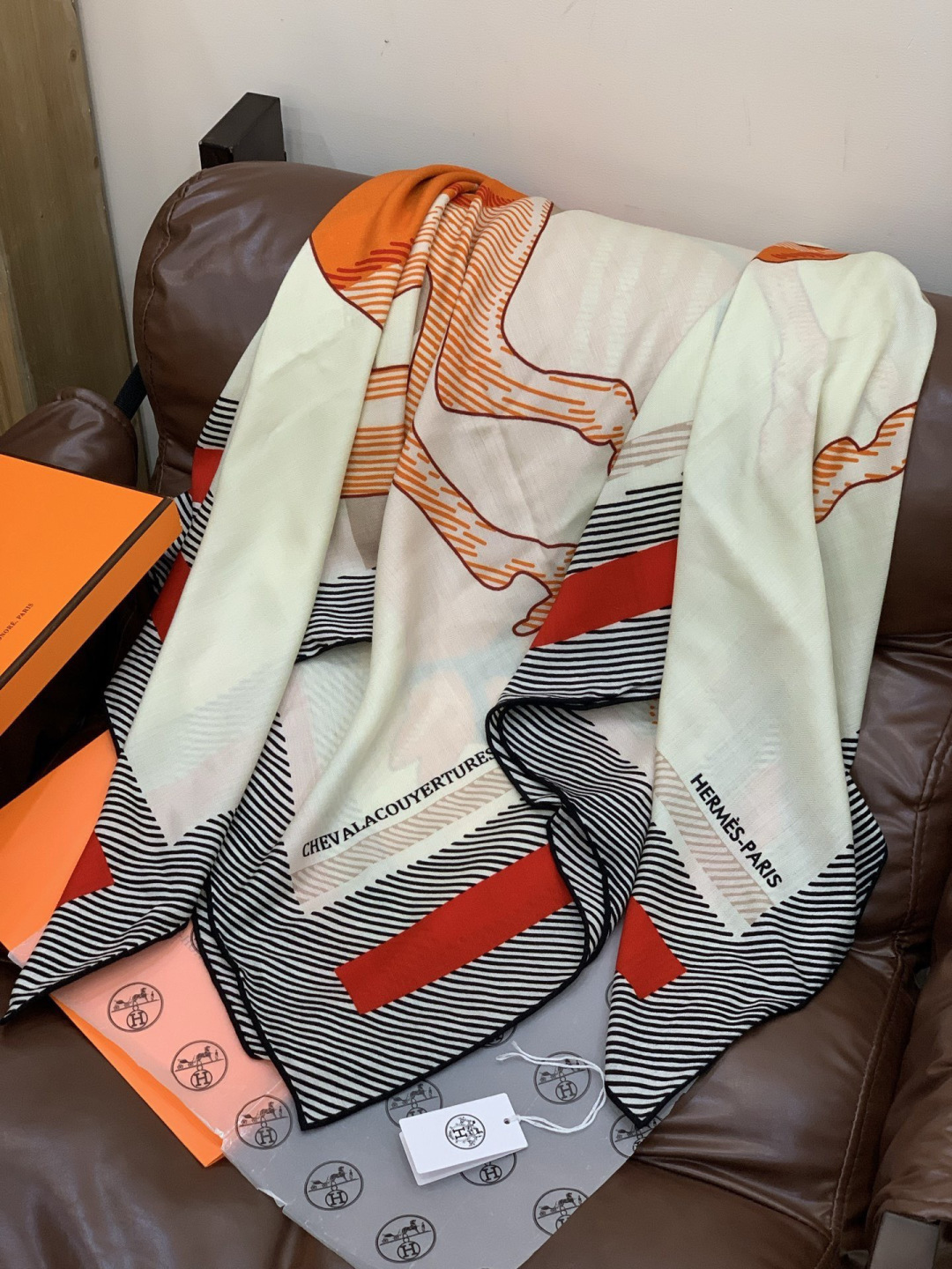 ✨✨【双面同色 丝毛款】H家羊绒新款 买了都说好看‼️推荐💕【骏马披挂 140】羊绒方巾‼️H家ZG爆款