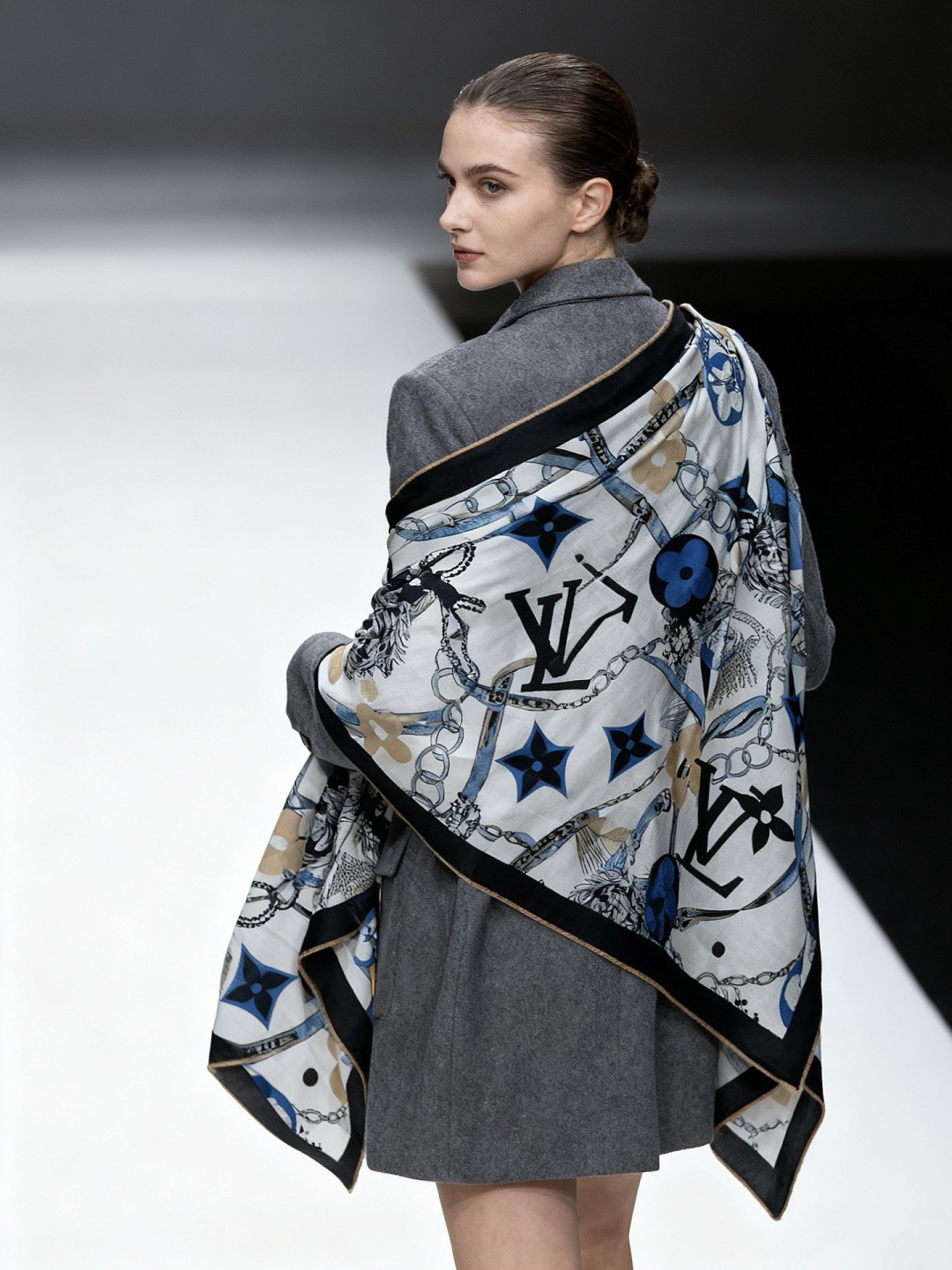 LV x TM 140披肩【140顶级丝绒双面同色披肩】本款LVxTMMonogram Multicol