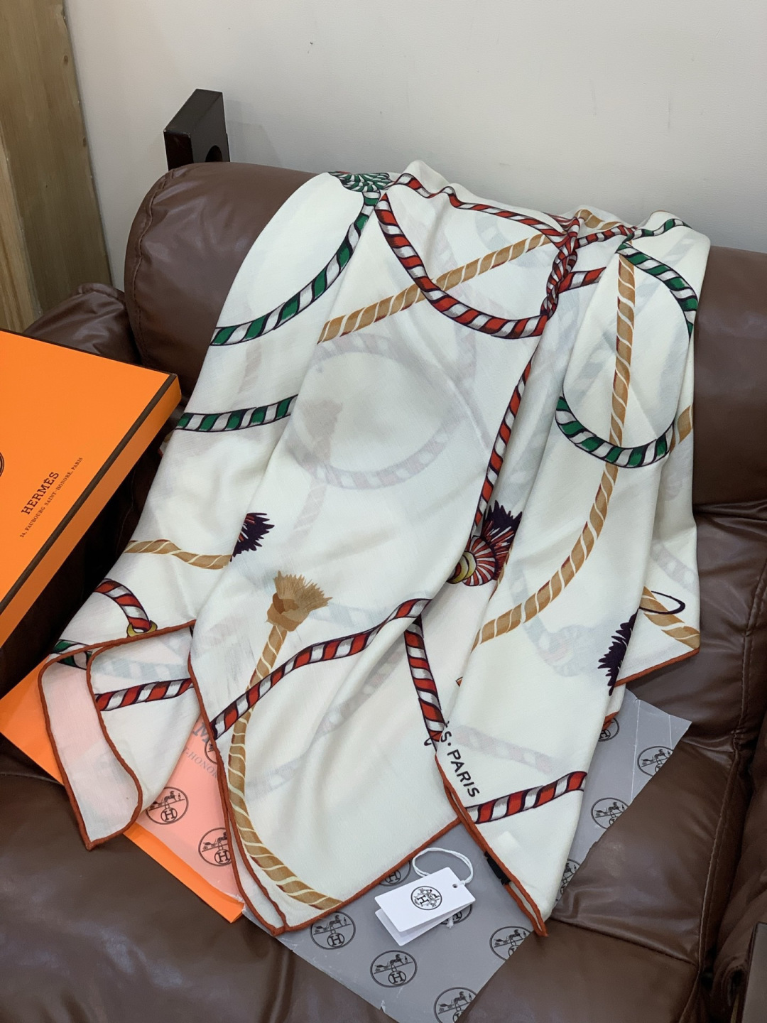 羊绒新款🆕👏👏买了都说好看‼️推荐💕爱马仕双面同色羊绒方巾【双面同色140】，顶级工艺超值‼️爱马仕专柜