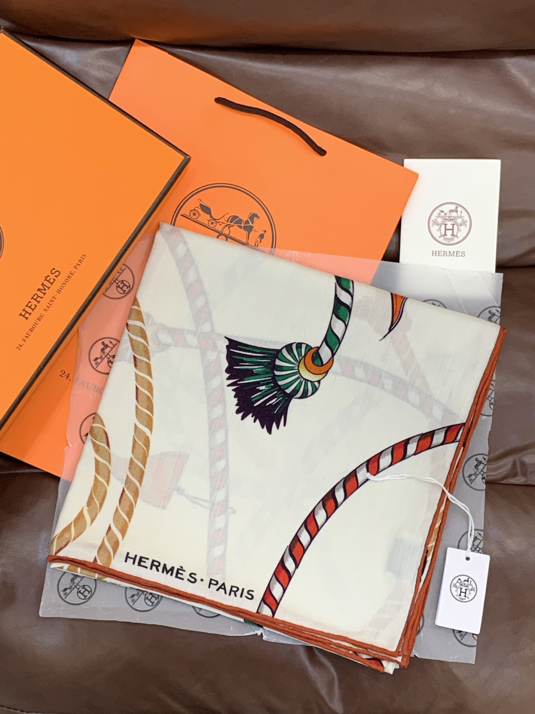 羊绒新款🆕👏👏买了都说好看‼️推荐💕爱马仕双面同色羊绒方巾【双面同色140】，顶级工艺超值‼️爱马仕专柜