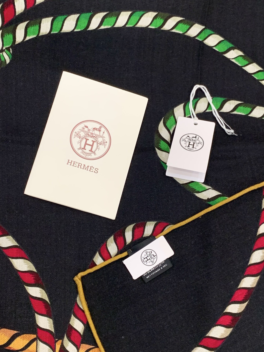 羊绒新款🆕👏👏买了都说好看‼️推荐💕爱马仕双面同色羊绒方巾【双面同色140】，顶级工艺超值‼️爱马仕专柜