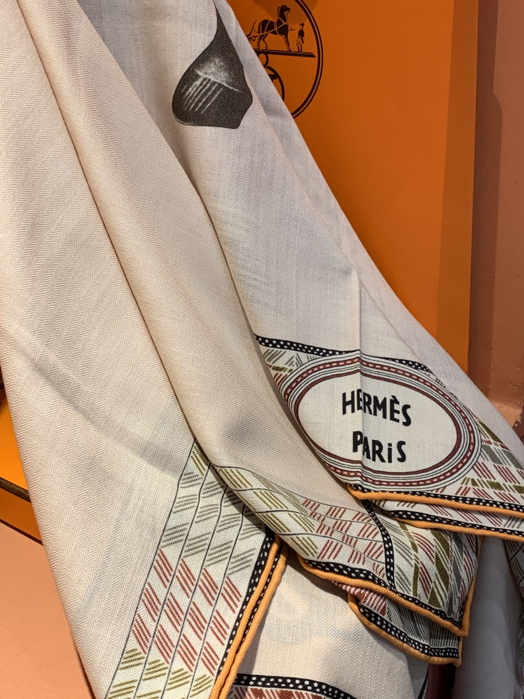 ✨✨【双面同色 丝毛款】H家羊绒新款 买了都说好看‼️推荐💕【骏马披挂 140】羊绒方巾‼️H家ZG爆款