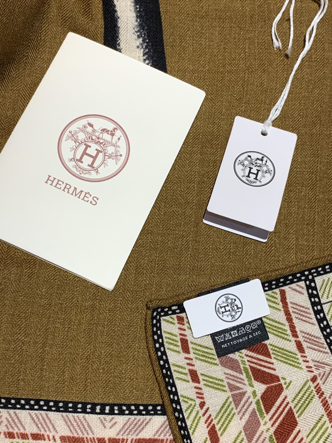 ✨✨【双面同色 丝毛款】H家羊绒新款 买了都说好看‼️推荐💕【骏马披挂 140】羊绒方巾‼️H家ZG爆款