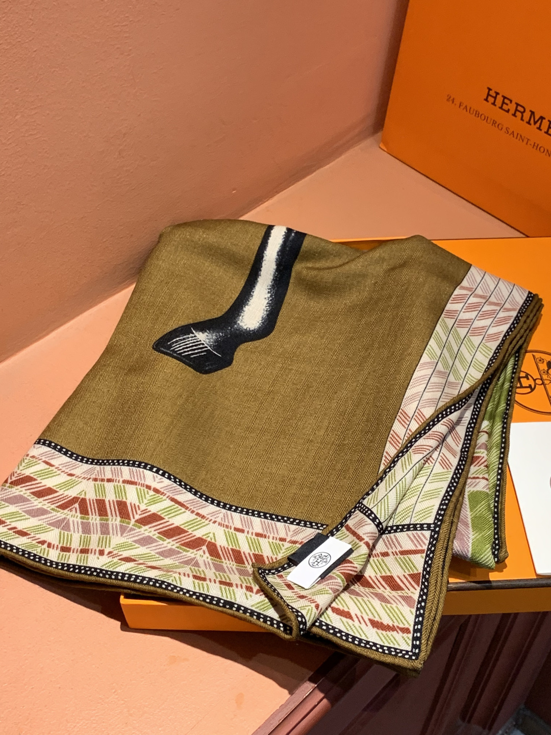 ✨✨【双面同色 丝毛款】H家羊绒新款 买了都说好看‼️推荐💕【骏马披挂 140】羊绒方巾‼️H家ZG爆款