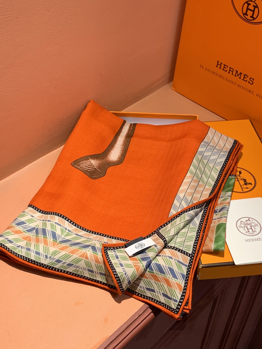 ✨✨【双面同色 丝毛款】H家羊绒新款 买了都说好看‼️推荐💕【骏马披挂 140】羊绒方巾‼️H家ZG爆款