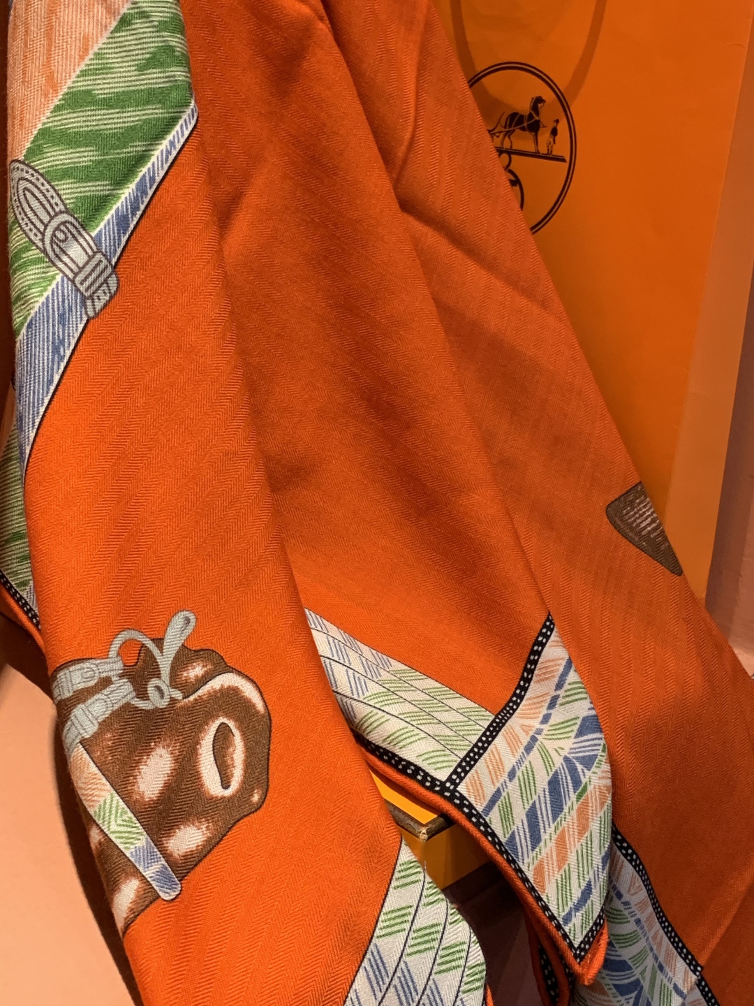 ✨✨【双面同色 丝毛款】H家羊绒新款 买了都说好看‼️推荐💕【骏马披挂 140】羊绒方巾‼️H家ZG爆款