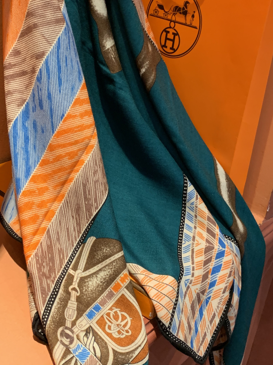 ✨✨【双面同色 丝毛款】H家羊绒新款 买了都说好看‼️推荐💕【骏马披挂 140】羊绒方巾‼️H家ZG爆款