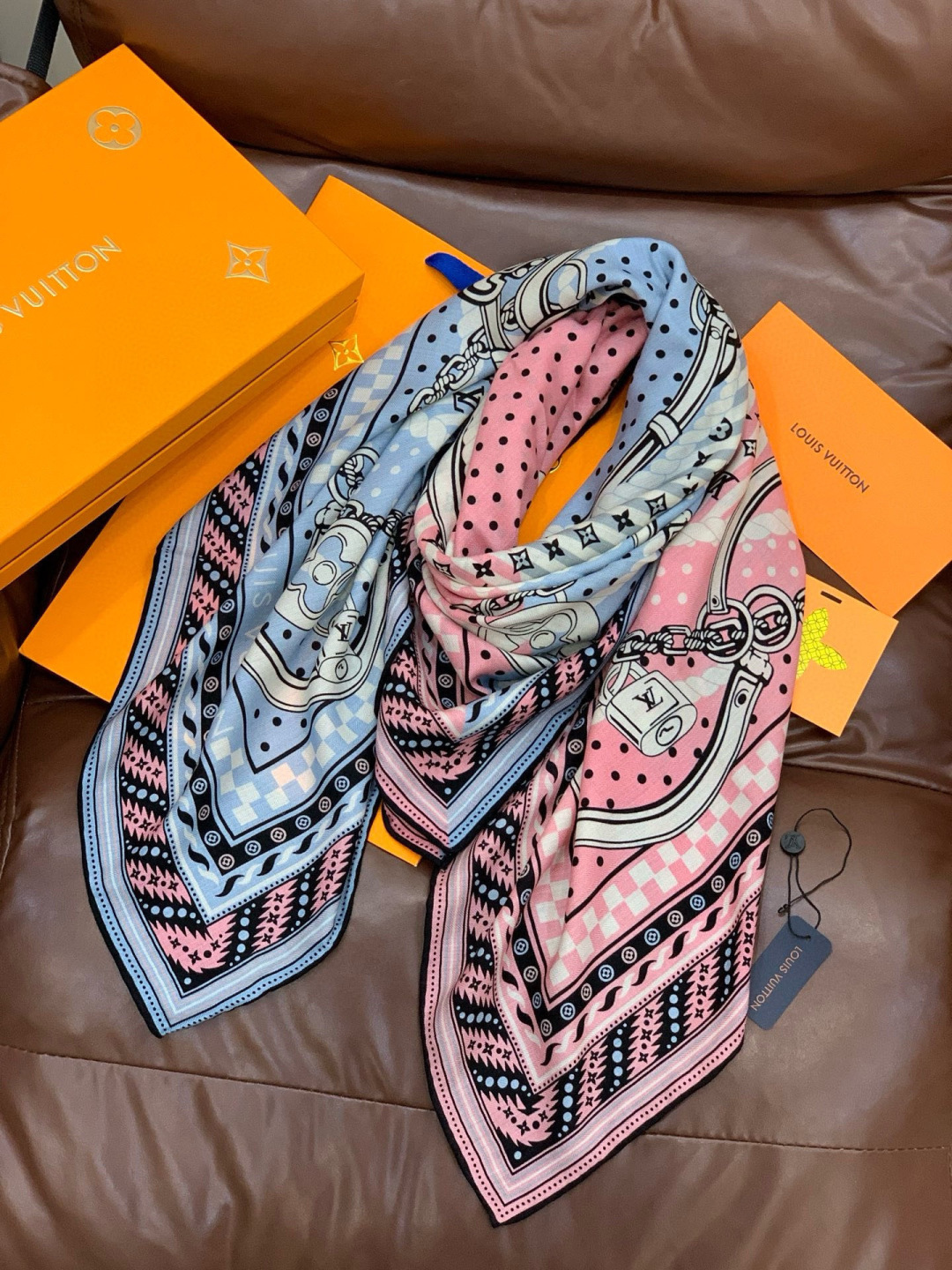 LV x TM 140披肩【140顶级丝绒双面同色披肩】本款LVxTMMonogram Multicol