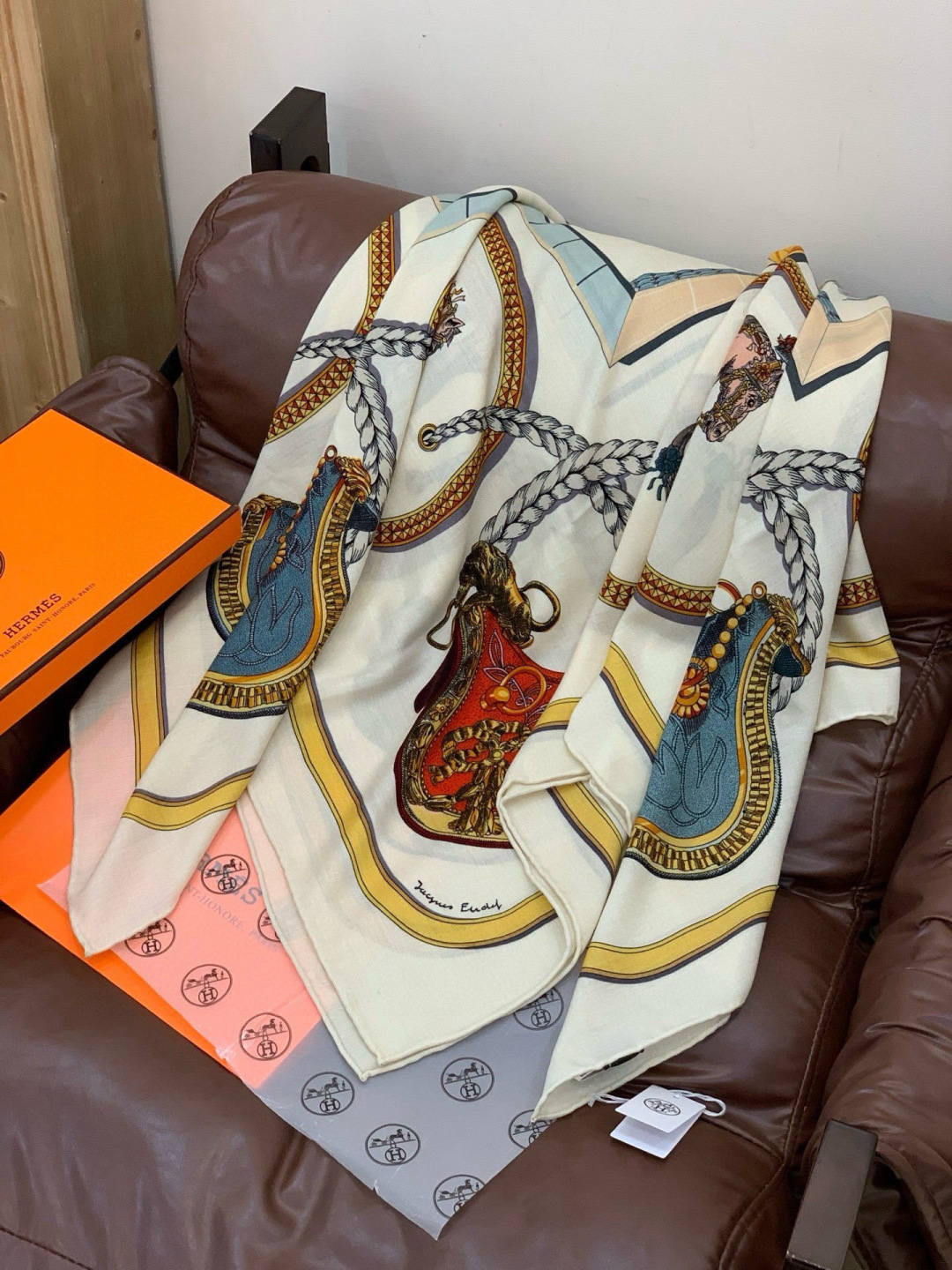 “盛宴”140厘米丝绒高级黑方巾【双面同色】手工卷边丝绒真丝方巾（30%真丝70%羊绒）这款典藏方巾展现