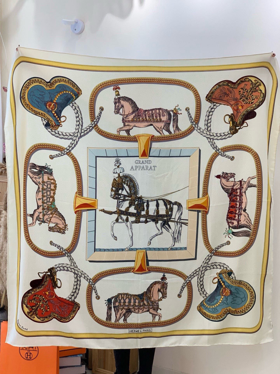 “盛宴”140厘米丝绒高级黑方巾【双面同色】手工卷边丝绒真丝方巾（30%真丝70%羊绒）这款典藏方巾展现