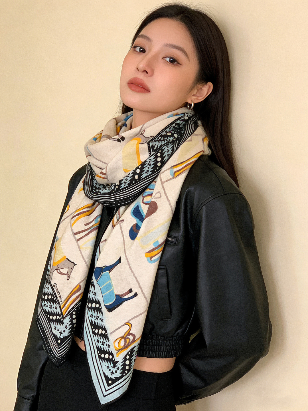 ✨✨【双面同色 丝毛款】H家羊绒新款 买了都说好看‼️推荐💕【骏马披挂 140】羊绒方巾‼️H家ZG爆款