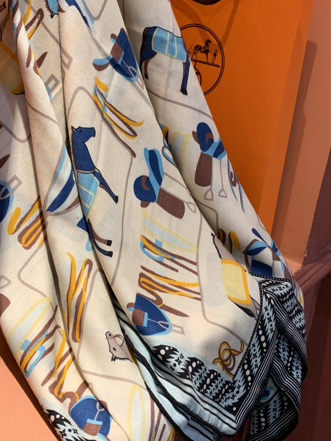 ✨✨【双面同色 丝毛款】H家羊绒新款 买了都说好看‼️推荐💕【骏马披挂 140】羊绒方巾‼️H家ZG爆款