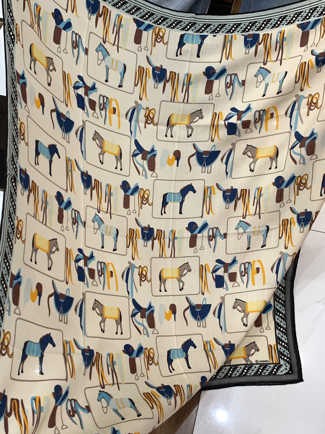 ✨✨【双面同色 丝毛款】H家羊绒新款 买了都说好看‼️推荐💕【骏马披挂 140】羊绒方巾‼️H家ZG爆款