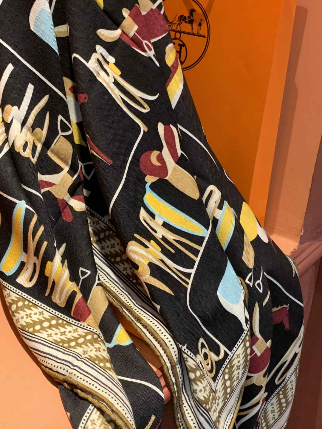 ✨✨【双面同色 丝毛款】H家羊绒新款 买了都说好看‼️推荐💕【骏马披挂 140】羊绒方巾‼️H家ZG爆款