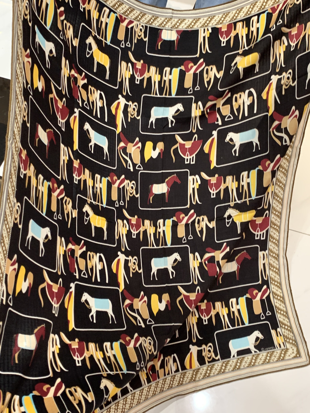 ✨✨【双面同色 丝毛款】H家羊绒新款 买了都说好看‼️推荐💕【骏马披挂 140】羊绒方巾‼️H家ZG爆款