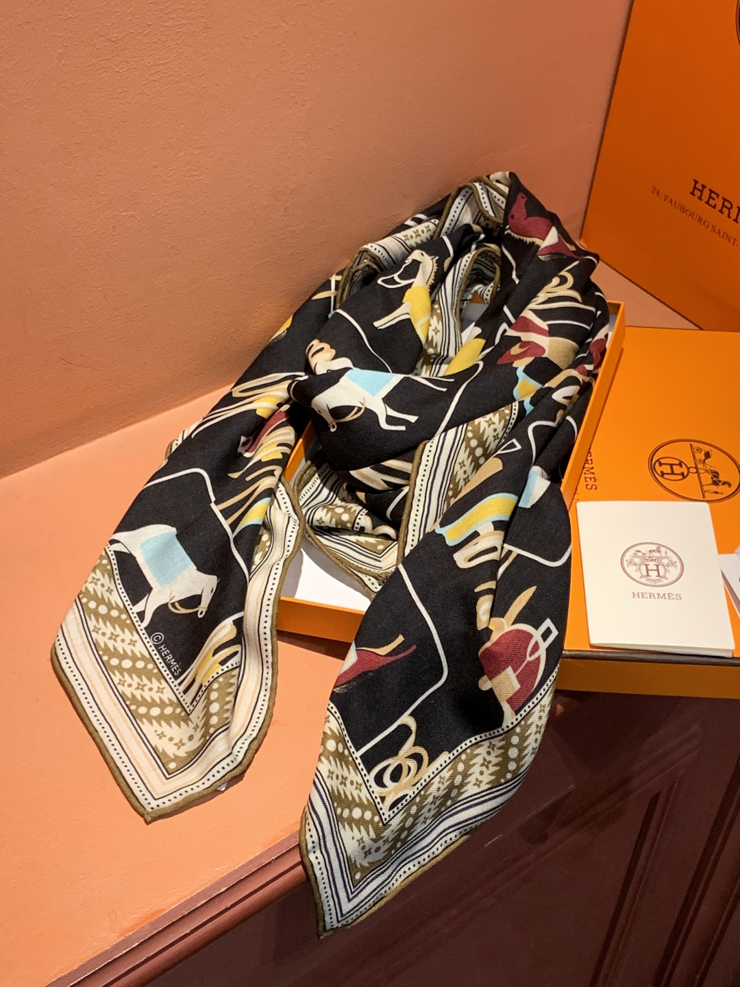 ✨✨【双面同色 丝毛款】H家羊绒新款 买了都说好看‼️推荐💕【骏马披挂 140】羊绒方巾‼️H家ZG爆款