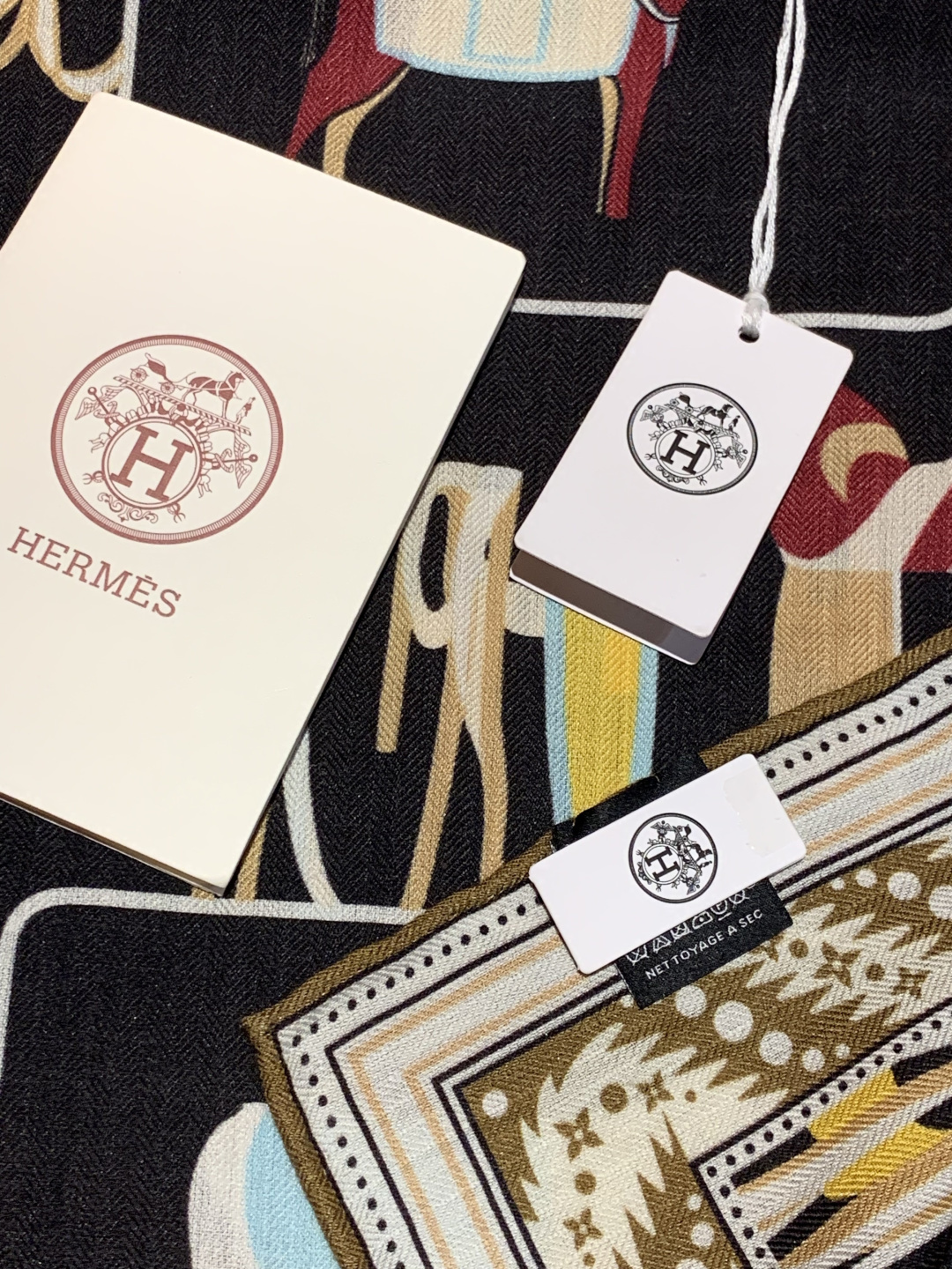 ✨✨【双面同色 丝毛款】H家羊绒新款 买了都说好看‼️推荐💕【骏马披挂 140】羊绒方巾‼️H家ZG爆款