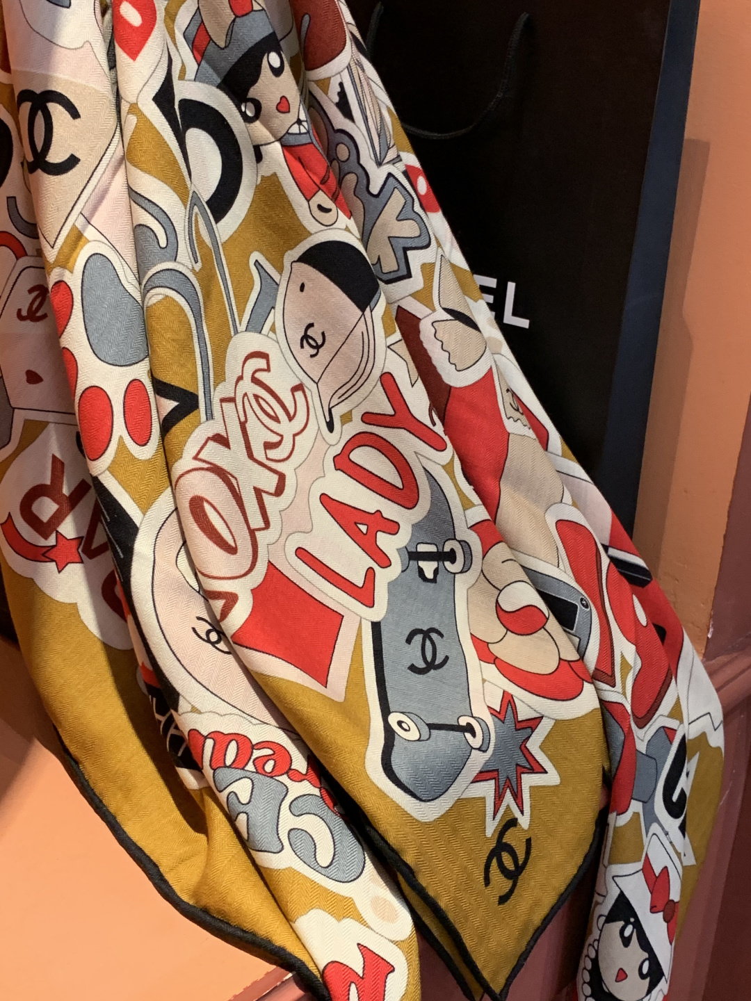 2025秋冬高级成衣系列～Chanel 【140双面同色丝绒披肩】此系列谱写一曲自由轻灵的赞歌本系列作品