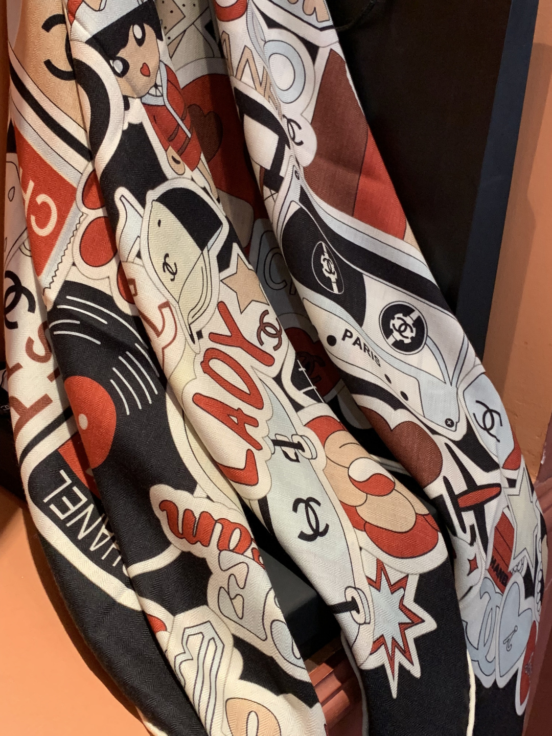 2025秋冬高级成衣系列～Chanel 【140双面同色丝绒披肩】此系列谱写一曲自由轻灵的赞歌本系列作品