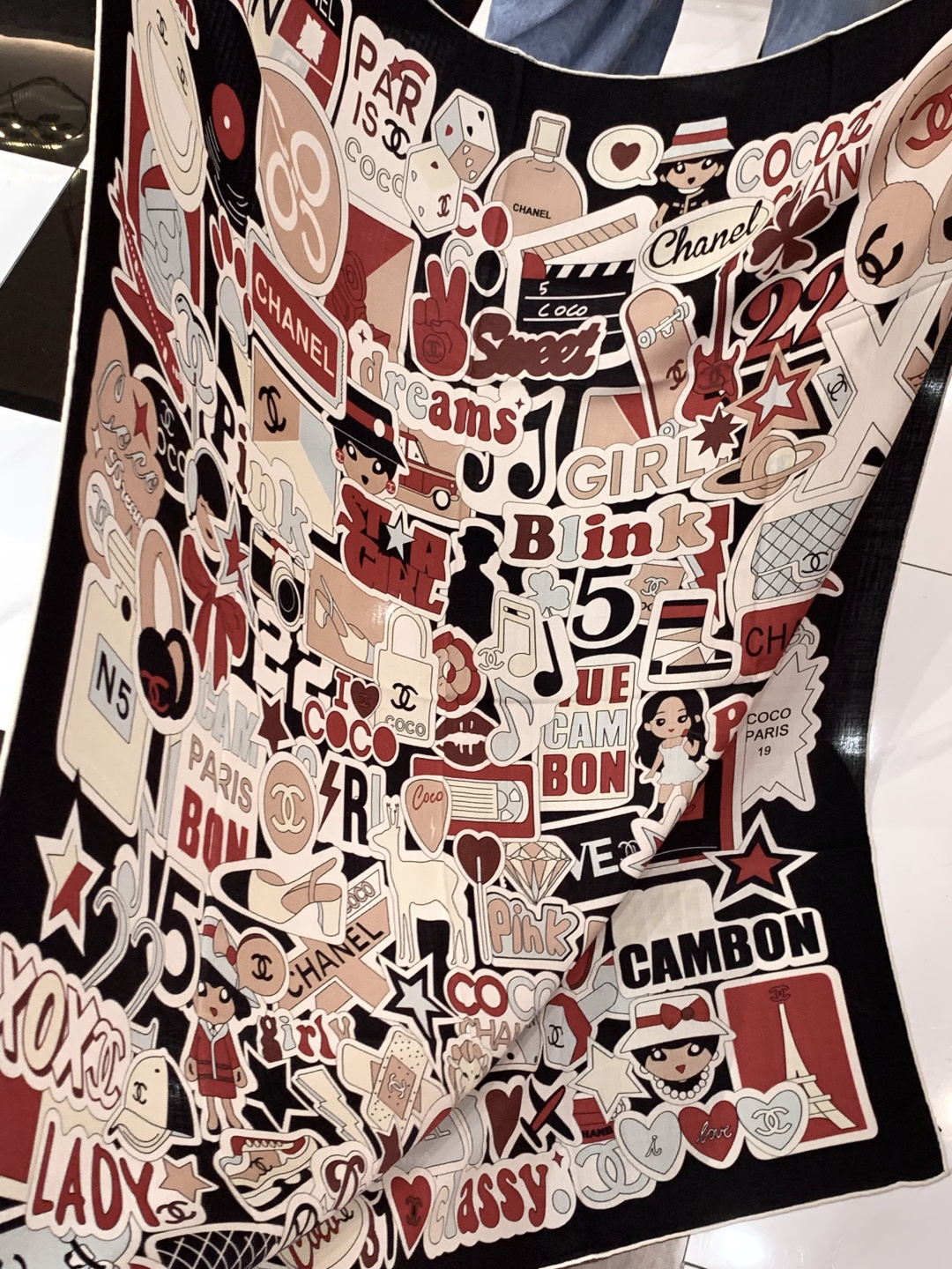 2025秋冬高级成衣系列～Chanel 【140双面同色丝绒披肩】此系列谱写一曲自由轻灵的赞歌本系列作品