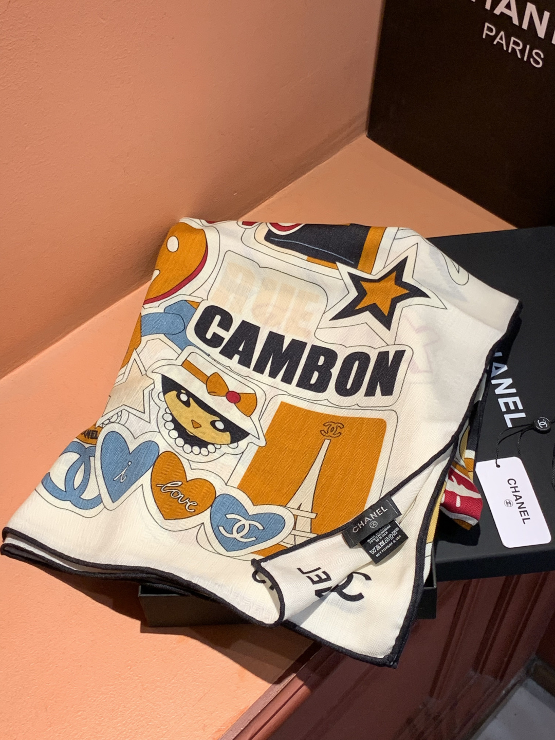 2025秋冬高级成衣系列～Chanel 【140双面同色丝绒披肩】此系列谱写一曲自由轻灵的赞歌本系列作品