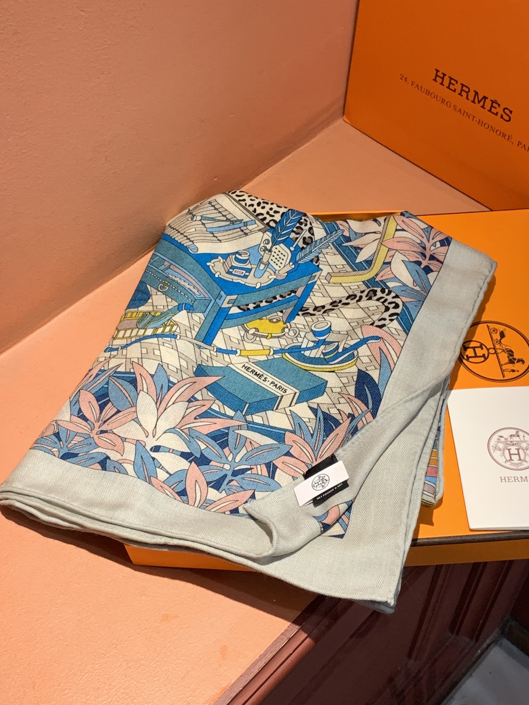 爱马仕新款双面同色 品名：十二花豹 面料：丝羊绒尺寸：140*140十二只花豹享受惬意休憩的时光。它们慵