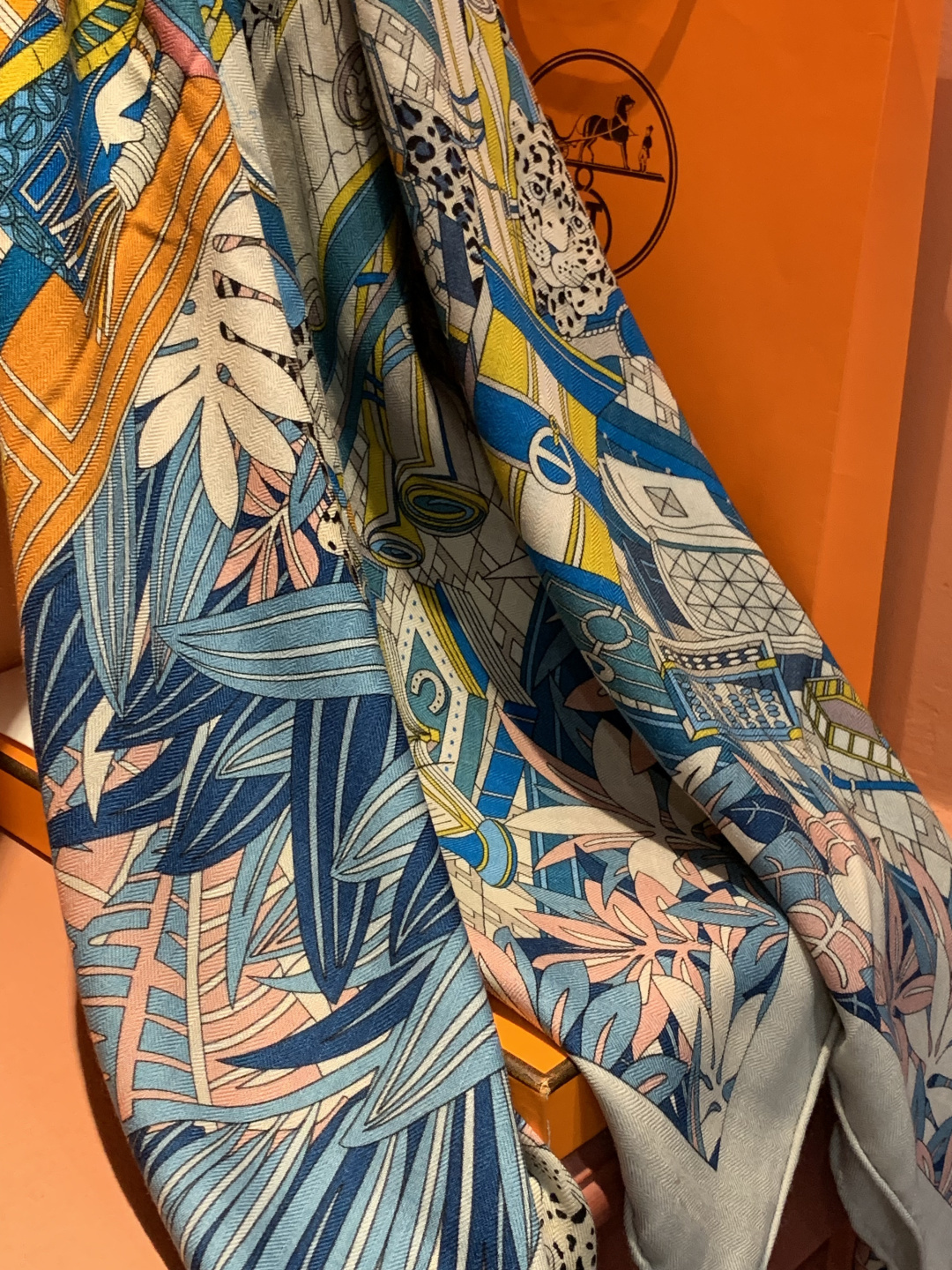 爱马仕新款双面同色 品名：十二花豹 面料：丝羊绒尺寸：140*140十二只花豹享受惬意休憩的时光。它们慵