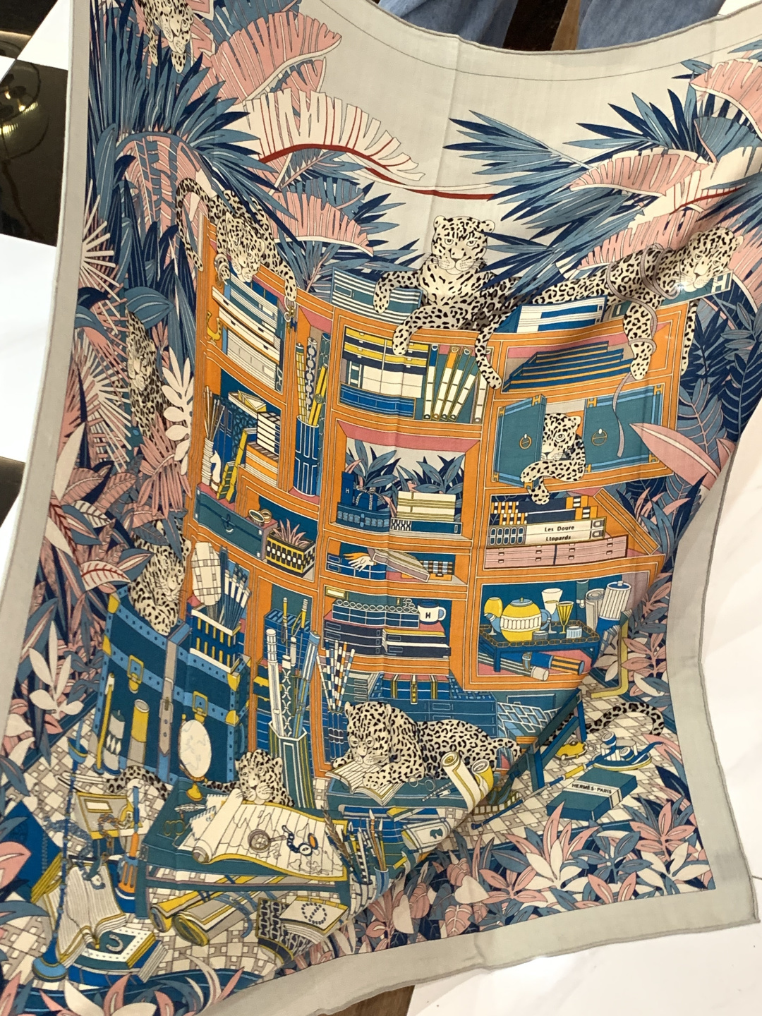 爱马仕新款双面同色 品名：十二花豹 面料：丝羊绒尺寸：140*140十二只花豹享受惬意休憩的时光。它们慵