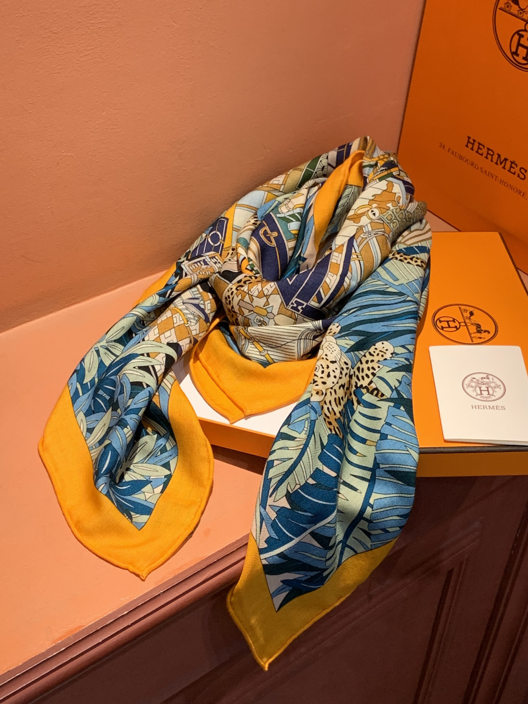 爱马仕新款双面同色 品名：十二花豹 面料：丝羊绒尺寸：140*140十二只花豹享受惬意休憩的时光。它们慵