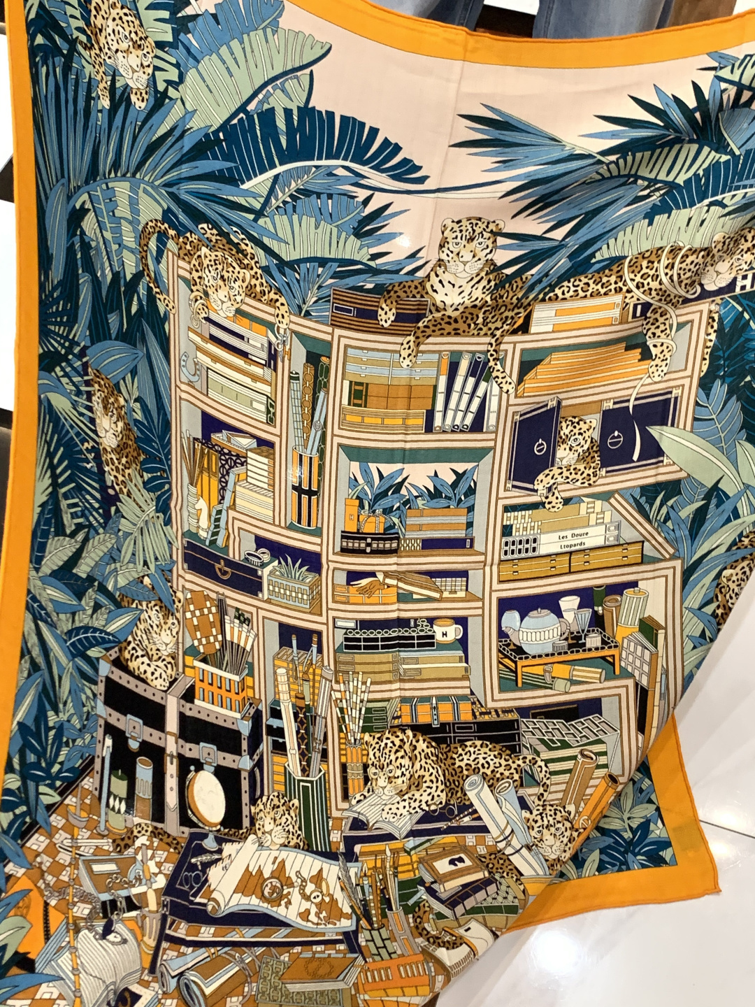 爱马仕新款双面同色 品名：十二花豹 面料：丝羊绒尺寸：140*140十二只花豹享受惬意休憩的时光。它们慵