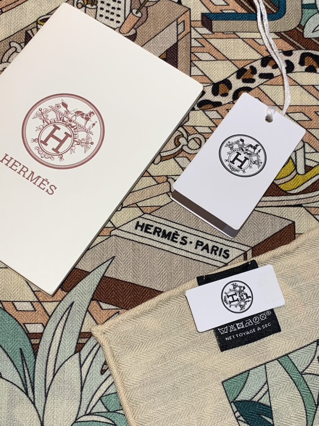 爱马仕新款双面同色 品名：十二花豹 面料：丝羊绒尺寸：140*140十二只花豹享受惬意休憩的时光。它们慵