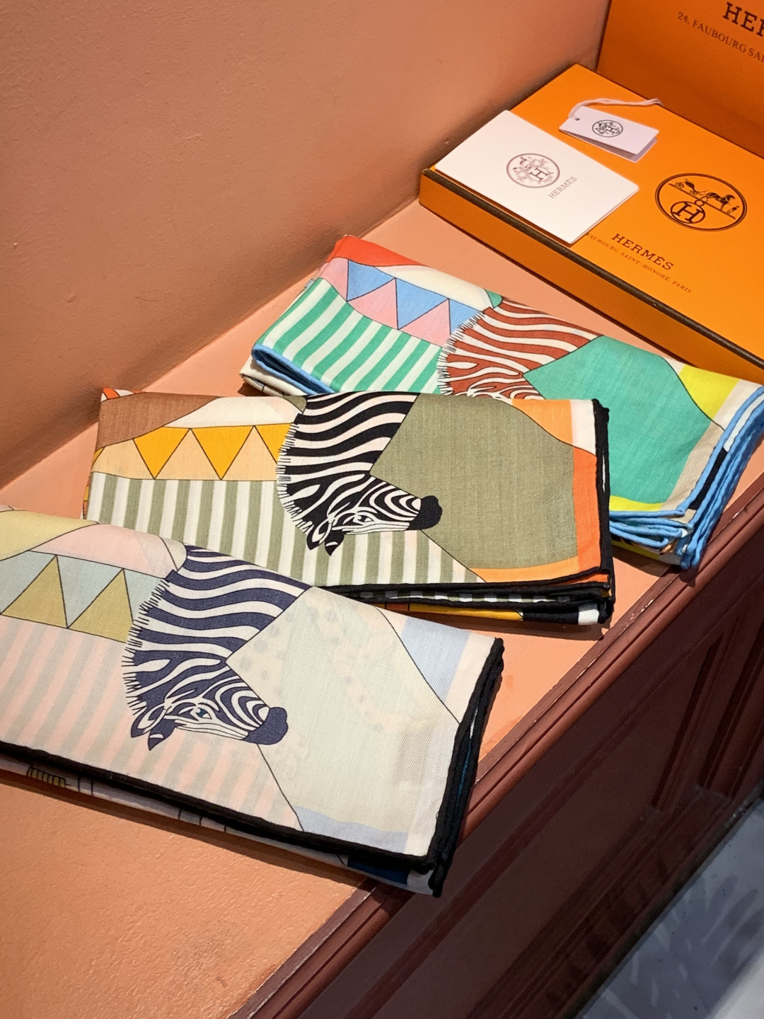 羊绒新款🆕👏👏买了都说好看‼️推荐💕爱马仕双面同色羊绒方巾【双面同色140】，顶级工艺超值‼️爱马仕专柜