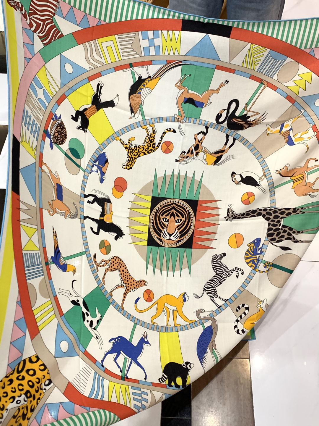 羊绒新款🆕👏👏买了都说好看‼️推荐💕爱马仕双面同色羊绒方巾【双面同色140】，顶级工艺超值‼️爱马仕专柜