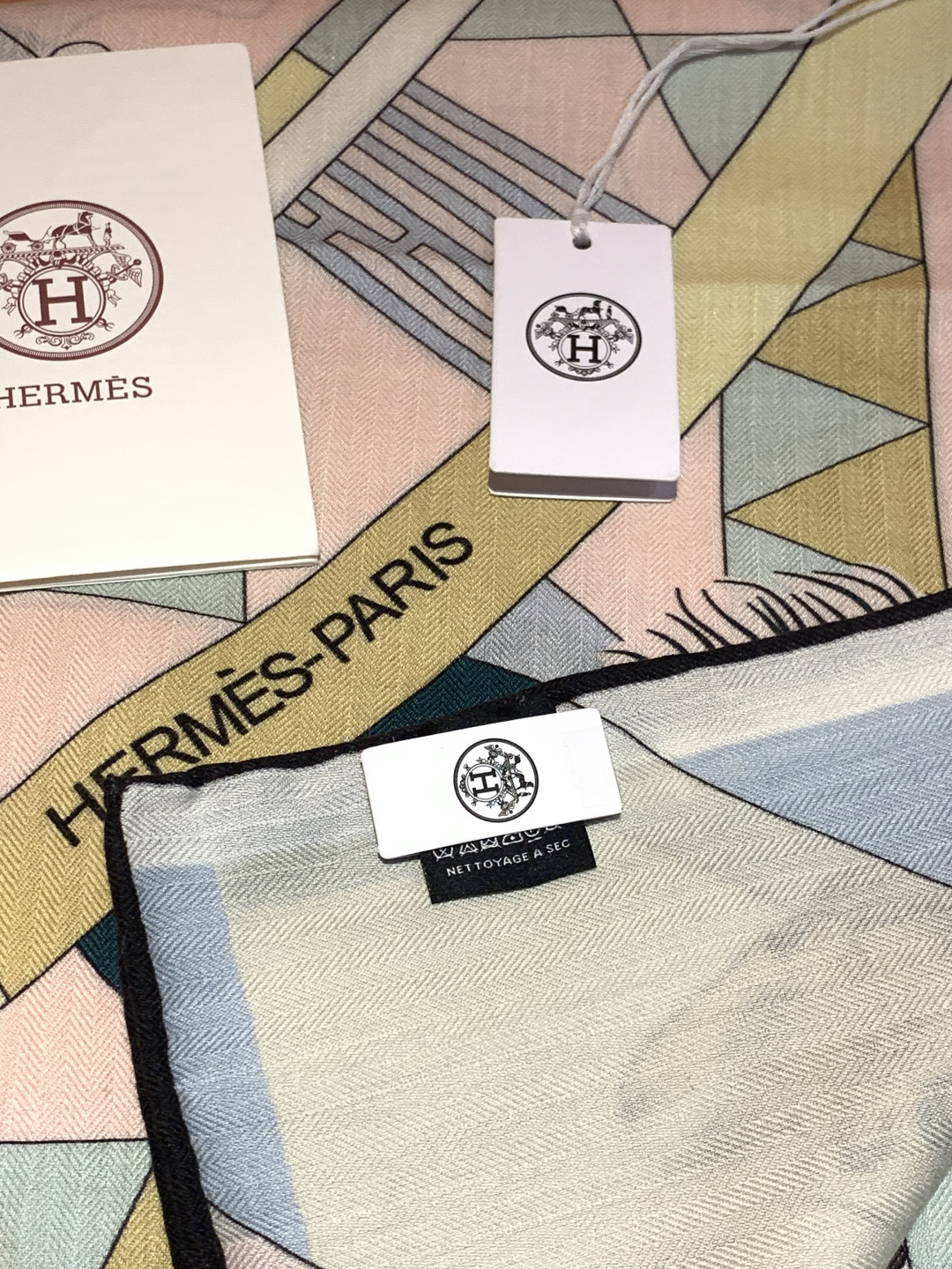 羊绒新款🆕👏👏买了都说好看‼️推荐💕爱马仕双面同色羊绒方巾【双面同色140】，顶级工艺超值‼️爱马仕专柜