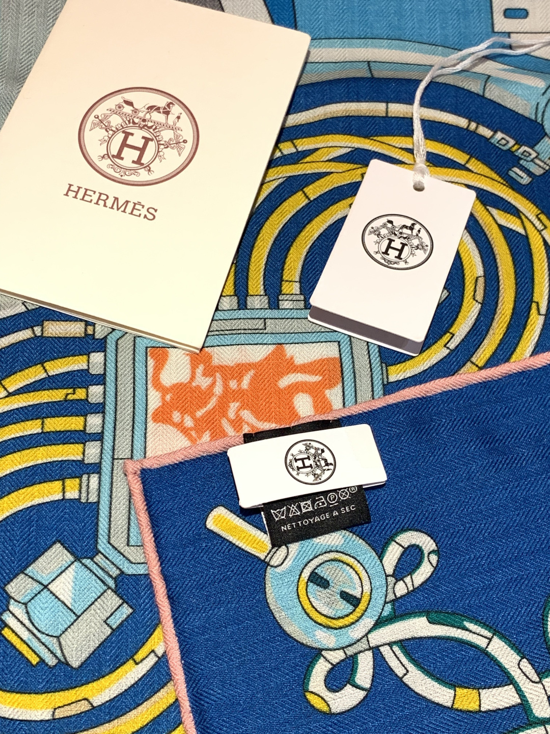 羊绒新款🆕👏👏买了都说好看‼️推荐💕爱马仕双面同色羊绒方巾【双面同色140】，顶级工艺超值‼️爱马仕专柜